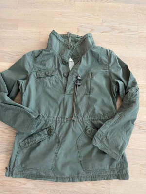 Grön jacka med snörning, strl M - Från Only