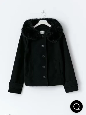 Svart kappa - Svart kappa med päls vid luvan. Kappan har inga skador eller liknande och passar extremt bra till varje outfit. Den är från Gina Tricot men tyvärr helt slutsåld. 