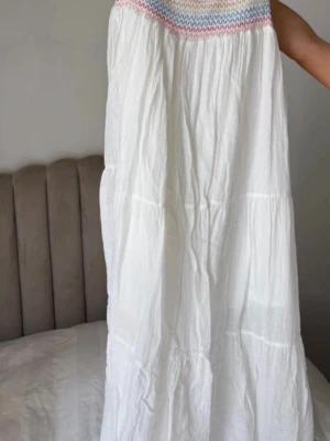 Vit långklänning med broderad överdel från Zara - Säljer en vit långklänning från Zara i storlek M. Passar mig som är 172 