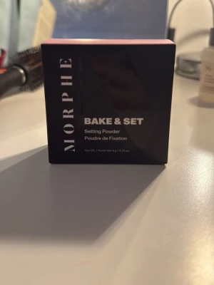 Morphe Bake & Set Brightening Pink - Säljer Morphe Bake & Set Setting Powder i färgen Brightening Pink. Perfekt för att ljusa upp och fixera din makeup. Ger en fräsch och jämn finish.