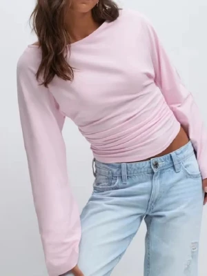 Ljusrosa långärmad topp - Säljer en ljusrosa långärmad topp med rynkade sidor och croppad passform. Den är ifrån gina tricot young i storlek 158/164 men passar mig som har xs. Den är helt ny med prislapp kvar och säljer då den inte kommit till användning. Pris går att diskuteras🩷