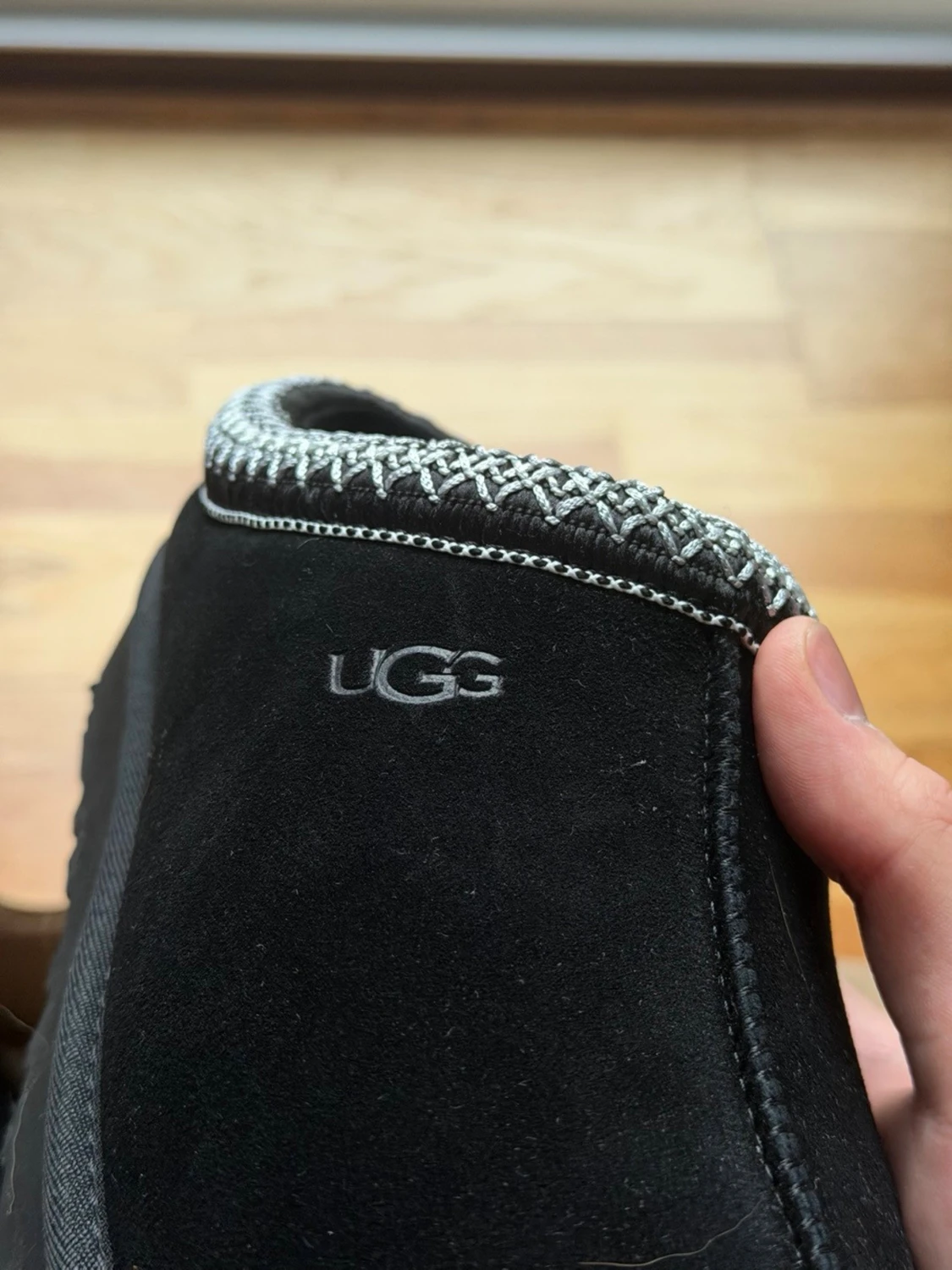 Svarta UGG slip-on skor med mönstrad kant - 1
