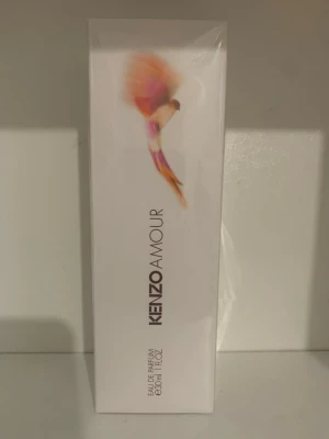 Kenzo Amour EdP 30ml - Kenzo Amour Eau de Parfum i 30 ml är en stilren och modern doft som passar perfekt för dig som vill ha något unikt i din samling. Snygg förpackning som sticker ut i badrumsskåpet. Oöppnat helt ny.