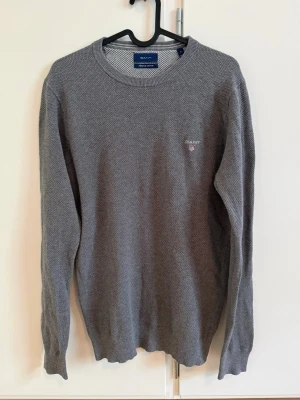 Grå tröja från GANT - Snygg grå tröja från GANT med diskret logga broderad på bröstet