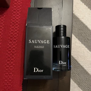 Dior Sauvage Eau de Toilette - Sauvage från Dior är en ikonisk Eau de Toilette med stilren design. Perfekt för dig som vill ha en modern och trendig parfym från ett välkänt märke. Volym: 100ml öppnad och sprutad 5 sprut 