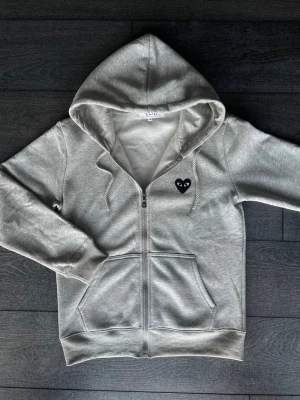 CDG hoodie  - Grå CDG hoodie storlek S skriv gärna vid intresse✅