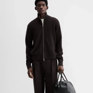 Mörkbrun kofta med dragkedja - Säljer denna fina kofta i ull då den inte går att skicka tillbaka längre! Prislapp är kvar, den är bara testad. Nypris är 800kr