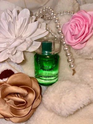 Bois de Cyprès EdT 50ml - Upptäck Karl Lagerfeld Bois de Cyprès – en stilren Eau de Toilette i 50 ml flaska. Tillverkad i Frankrike. Perfekt för dig som vill ha en modern och fräsch touch i din doftsamling.