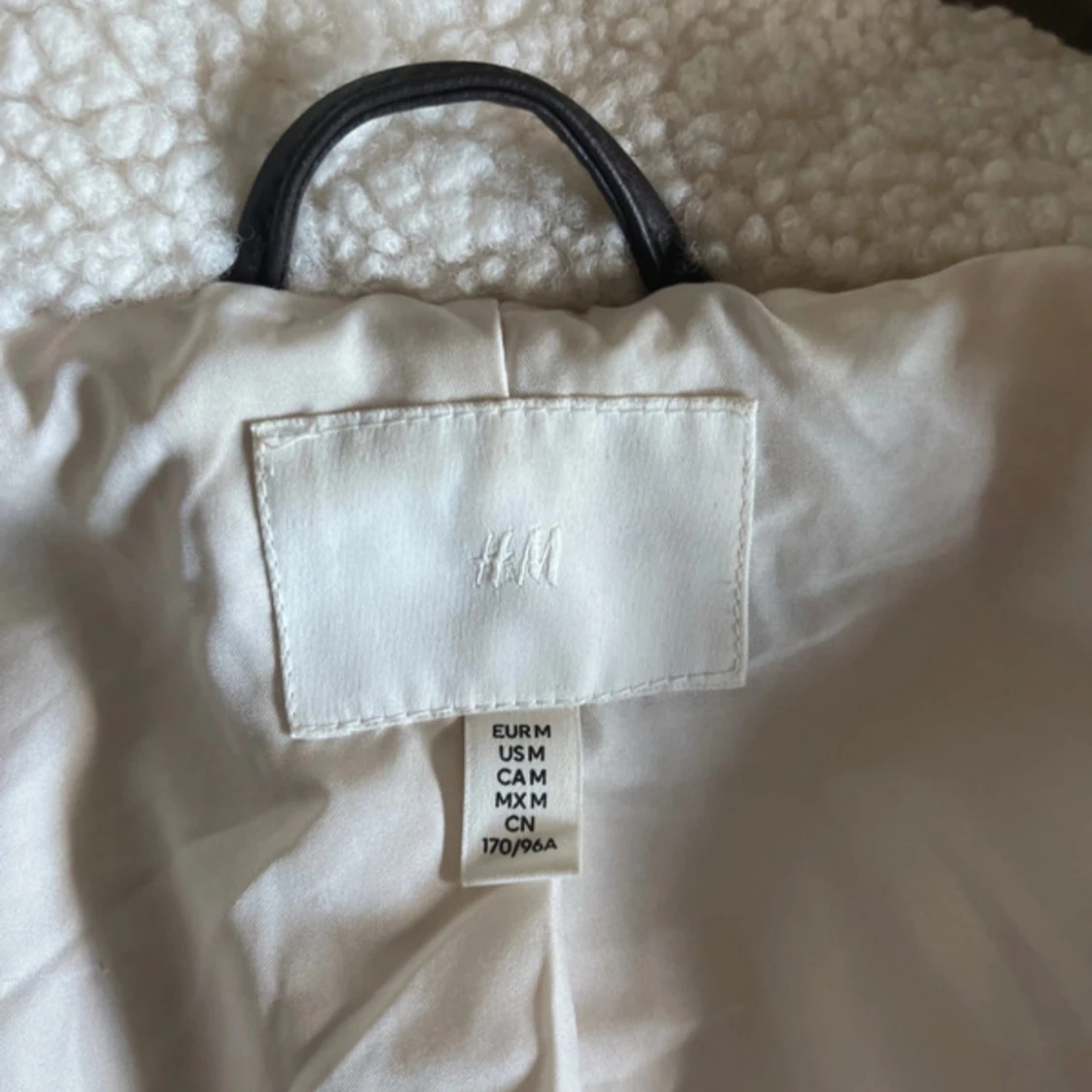 Teddyjacka från H&M med svarta detaljer - 2