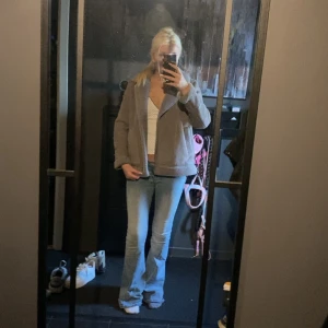 Beige teddyjacka med dragkedja - Säljer en beige teddyjacka med mjukt foder och dragkedja framtill. Jackan har en klassisk krage och är långärmad, perfekt för kyligare dagar. Enkel och stilren design som är lätt att matcha med olika outfits.