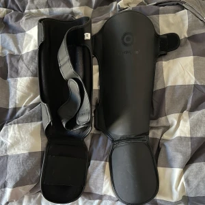 Shine pads för thai boxning eller annat  - Nästan oanvänd, bra kvalitet, bättre pris ärm vad du får i en affär, storlek M tonår, kvinnor och män kan använda 