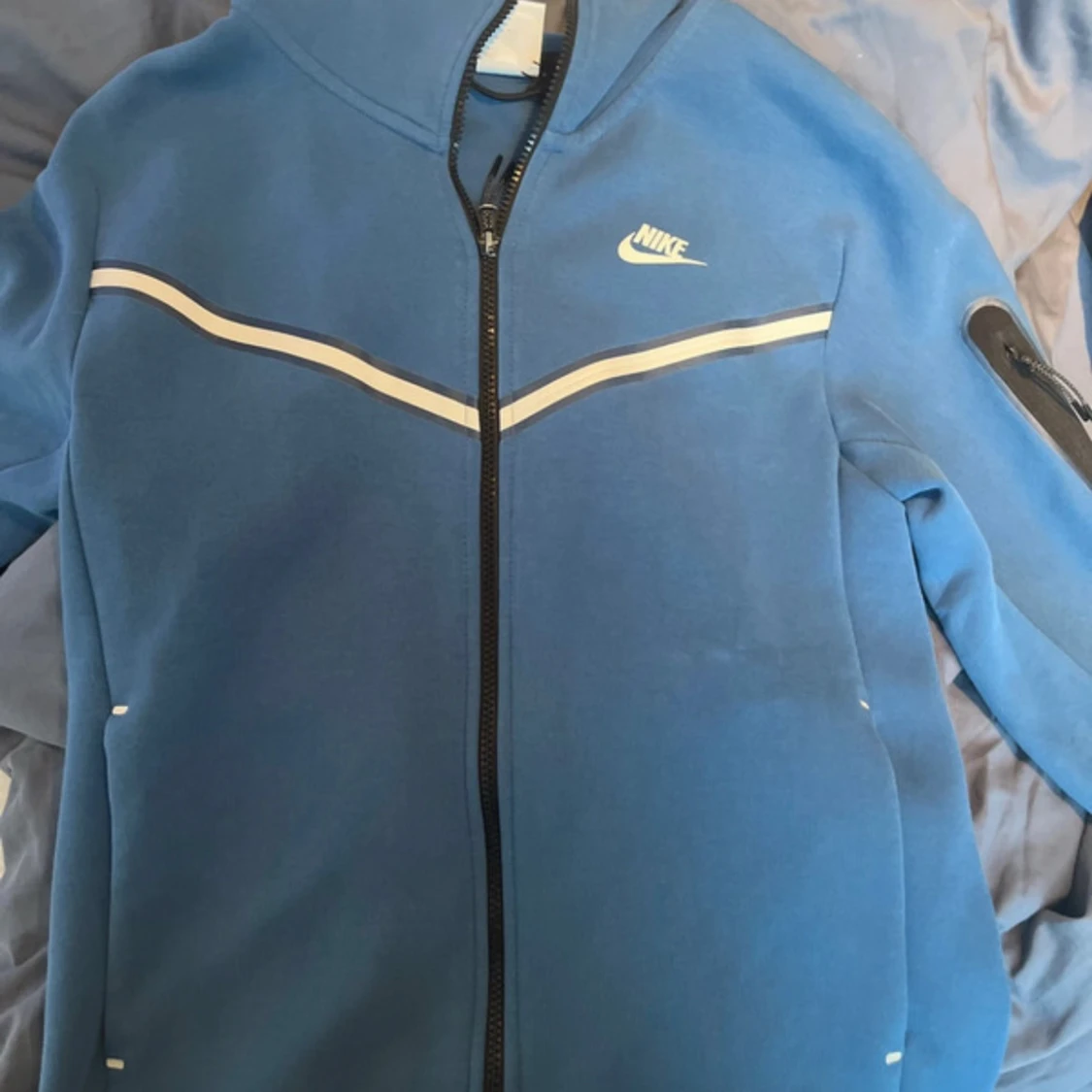 Blå Nike zip-hoodie med vit detalj