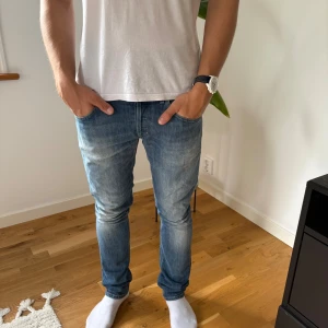 Dondup jeans  - Ett par schyssta Dondup skinny fit jeans, knappt använda. Riktigt schyssta nu till hösten med ett par lite mörkare plain Dondup jeans. Storlek 31 och jag säljer dom för att dom är för stora för mig helt enkelt, nypris på 3500kr, hör av dig vid frågor!