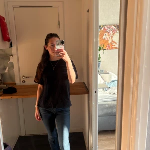 Svart t-shirt med öppen rygg - Svart t-shirt i bomull med öppen rygg. Tror den är i barn stl 158-164 men går som xs/s🥰