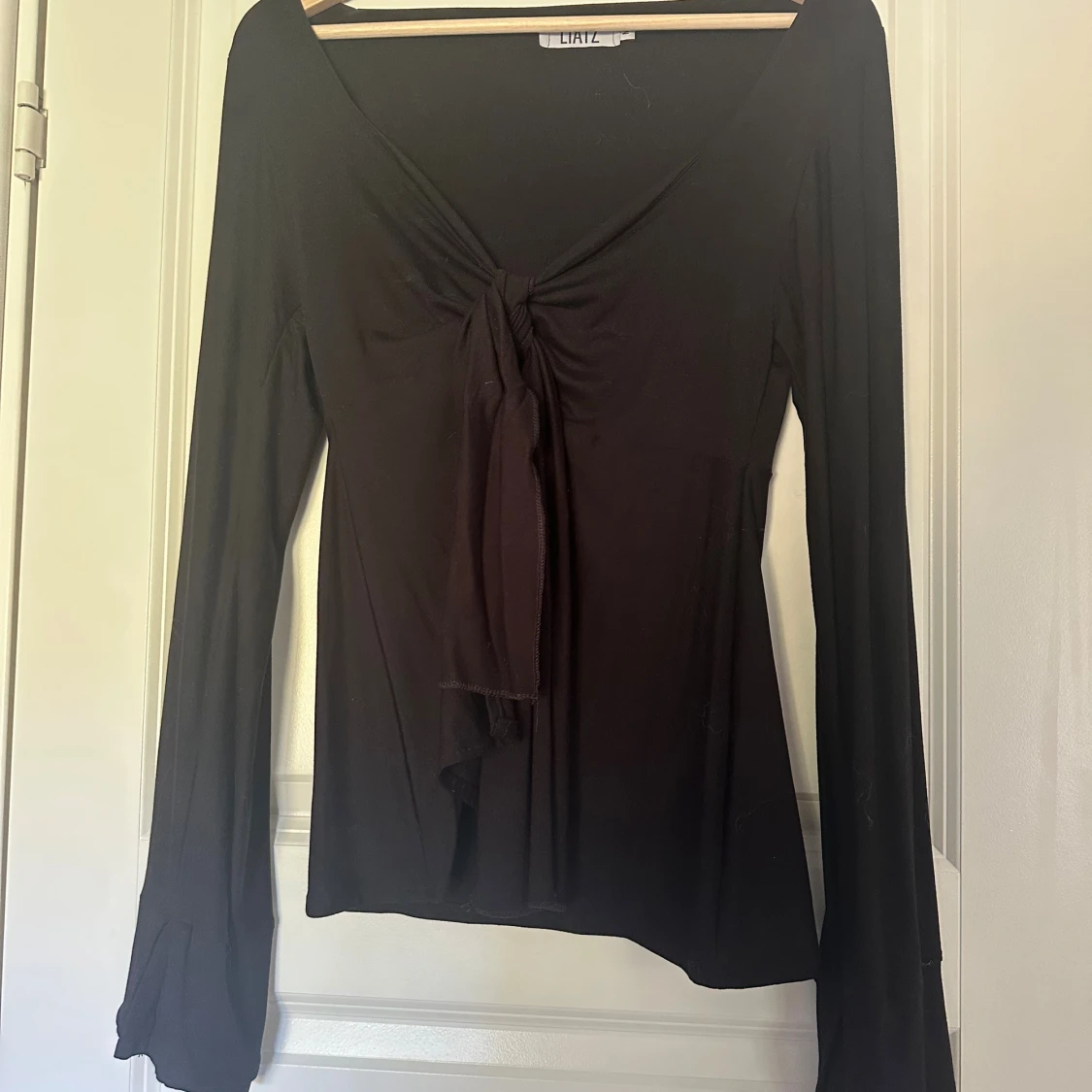 Svart omlottopp med knyt och v-ringning - 4