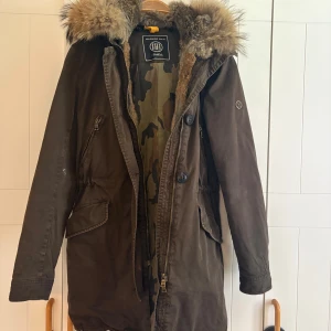 BLONDE no.8 - Jätte fin jacka. Fint skick. Avtagbar päls osäker på storlek men passar M