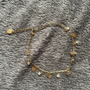 Guldfärgat fotlänk med fjärilar🤍 - Superfint guldfärgat fotlänk från Indiska med små detaljerade fjärilsberlocker och glittrande stenar. Kedjan är tunn och justerbar för perfekt passform. Perfekt accessoar för att lyfta din outfit med en söt och trendig touch🫶🏻
