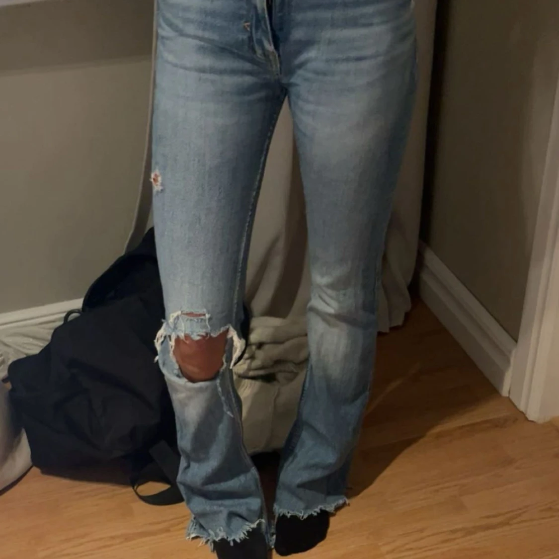 ljusblå slitna jeans från Zara