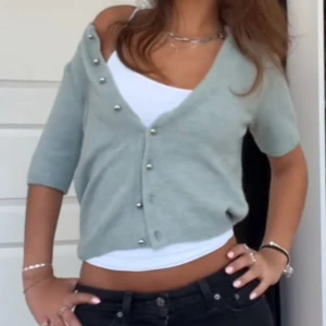 Hm kofta  - Superfin ljusgrön kofta med pärlknappar från Hm. Storlek s💖