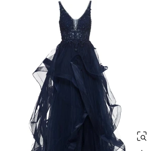 Mörkblå balklänning - Säljer nu min marinblåa balklänning då jag endast haft användning av den en gång! Väldigt vacker och elegant balklänning som sitter fint med fluffig tyllkjol. Den har vackra blommiga detaljer och strassdetaljer runt hela bysten inklusive backlinje och i ryggen. Jag har endast använt den vid ett tillfälle där jag mestadels satt ner så den är i nyskick! Märket är Mascara och jag köpte den för 2.831kr i somras. (Ps, säljer matchande handskar!). Hoppas nu att någon annan kan få användning för den!💙