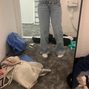 Ljusblå ultra low wide jeans  - Säljer mina blåa jeans helt nya aldrig använda kunde inte skicka tillbaka pga att jag råkade ta bort lappen. jeansen är ganska efter frågade och är alltid slut. ny pris är 400kr. 