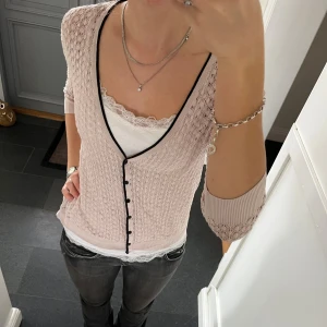 Ljusrosa stickad kofta - Rosa trekvartsärmad kofta från H&M i storlek M, skulle säga att den även passar S. Fint skick. Använd gärna köp nu!