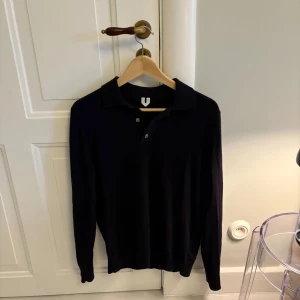 Mörkblå pikétröja från Arket - Snygg mörkblå pikétröja från Arket i merinoull | Väldogt bra skick använd fåtal gånger | Storlek: Small | Hör av er vid funderingar! | A&Wfashion 🙌🏻🌟