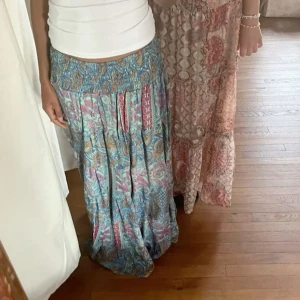 Långkjol från lululia - Jättefin mönstrad långkjol Marta du chateau💞 perfekt för sena sommarkvällar och stranddagar☀️Passar någon med ganska korta ben. Den första bilden är inte min💘