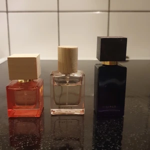 Rituals parfym trio i snygga flaskor - Rituals parfym: Hanami 15 ml nästan orörd, Serendipity 15 ml(halva flaskan kvar) och Himalaya 10 ml (80%kvar i flaskan. Tyvärr inga kartonger kvar. 