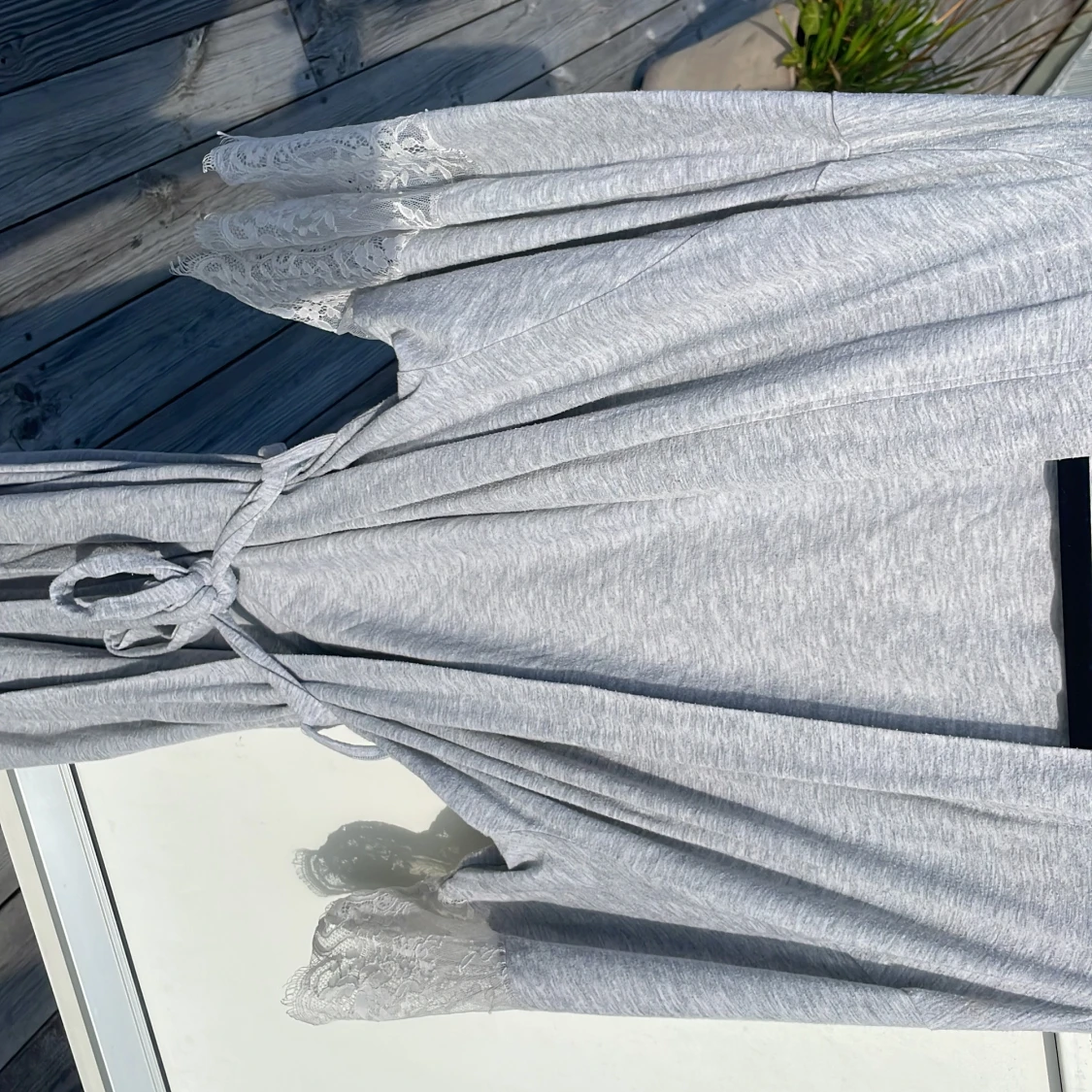 Ljusgrå morgonrock med spetsdetaljer - 2