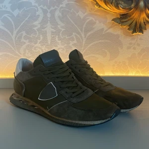 Philippe model trainers - Riktigt snygga olivgröna trainers från philippe model. | Skorna är väl använda men har mycket kvar att ge! | Defekter: bak flärpen är lite sönder som man ser i bild 3, dom är även lite smuttsiga men fixar det innan frakt. | storlek: 45. | vid mer frågor kontakta mig!