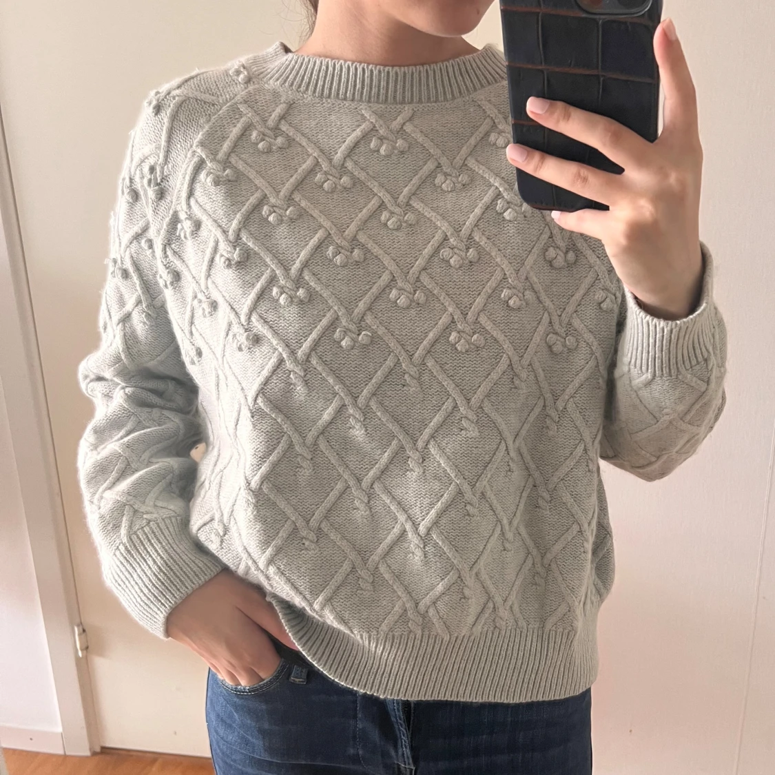 Ljusgrå stickad tröja med strukturmönster