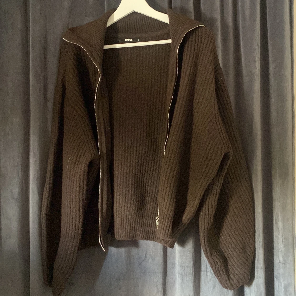 Brun stickad kofta från BikBok