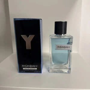 Yves Saint Laurent Y EdT 100ml - Fräsch parfym från Yves Saint Laurent, Y Eau de Toilette, 100 ml. Flaskan är stilren i glas med ljusblå vätska och svart kork. Kommer med originalförpackning i svart och silver. Perfekt för dig som gillar moderna och maskulina dofter.