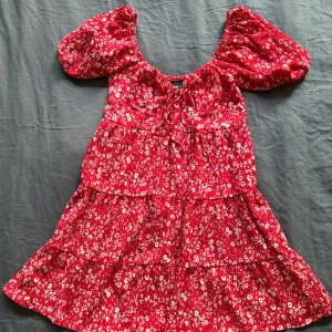 Klänning  - Söt klänning som bara använts ca 2-3 gånger ❣️