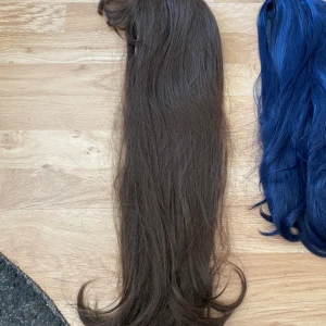 Långt brunt diadem med syntetiskt hår - Brun peruk o bra skick! 