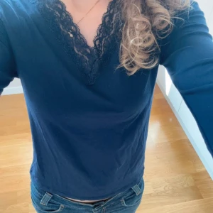 Spetströja från Gina Tricot - En så söt tröja från Gina Tricot som tyvärr aldrig kommer till användning. Den är köpt på barnavdelningen i storlek 170 men passar mig som brukar ha 34 i storlek. Helt oanvänd så i väldigt bra skick. Köpt för 300 kr, återkom för fler bilder 🌸