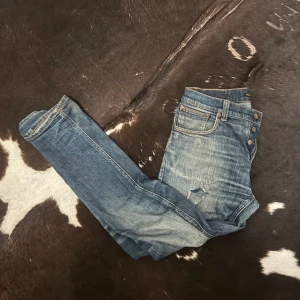 Nudie jeans - Ett par riktgit feta nudie jeans i en unik colorway med snygga slitningar🔥🔥Modellen är grim tim. W30 L31