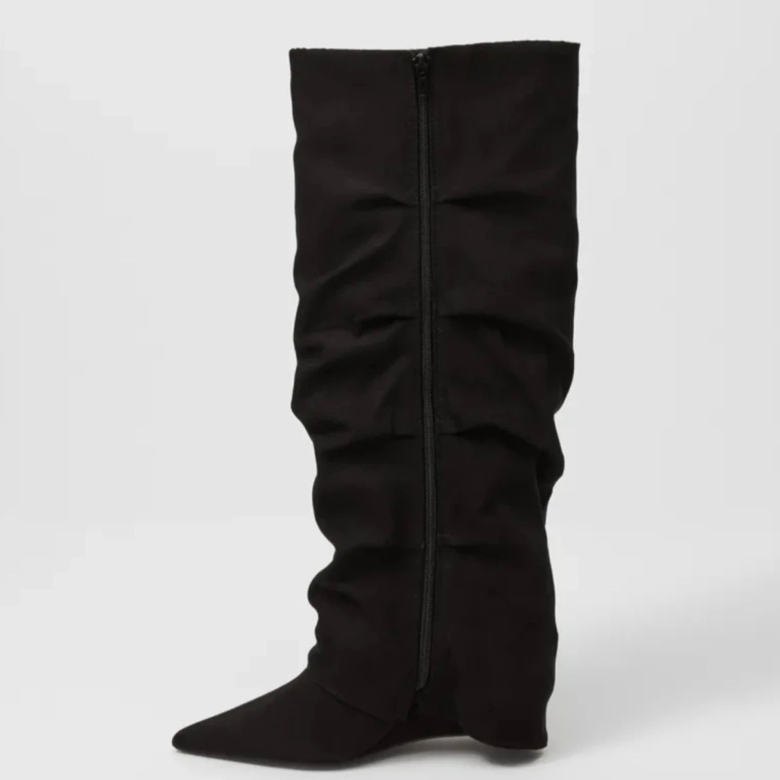 Svarta stövlar med spetsig tå