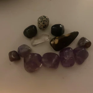 Stenkit med äkta polerade kristaller - Säljer ett kit med äkta kristaller i olika färger och former. Innehåller bland annat lila ametist, svart och grön sten, dalmatinmönstrad sten, klar kvarts och tigeröga Perfekt för dig som gillar kristaller och vill ha en mix av olika sorter.