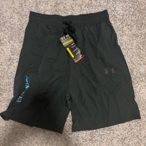 Under Armour Reflective Shorts - Skriv om du har frågor. Pris går att diskuteras. Storlek M passar S
