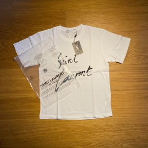 Saint Laurent t shirt  - T-shirt från Saint Laurent 👕 Storlek M ✔️ Helt oanvänd ✔️ Nyskick ✔️ Med tag kvar Köpt från leverantör! 📸 Hör av dig vid frågor eller om du vill ha fler bilder! 👉 Kolla gärna in min profil för fler storlekar och modeller.