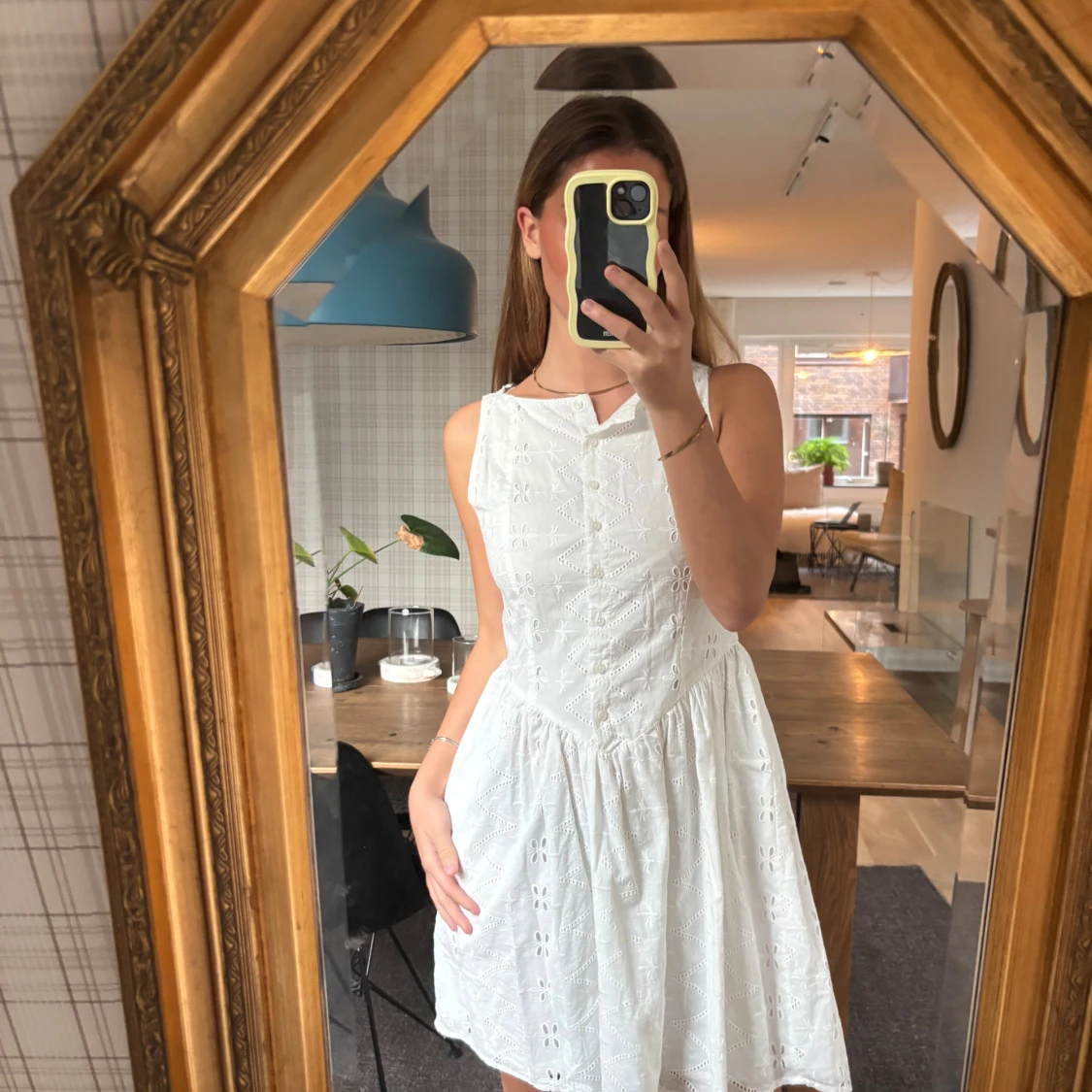 Vit ärmlös sommarklänning med broderi - 1