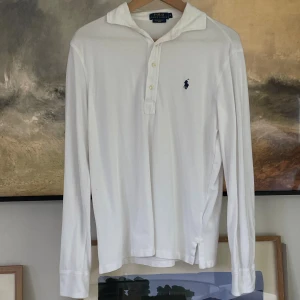 Ralph Lauren Piké Långärmad  - Galet snygg Piké från Raffe | Skick: 8/10 Storlek: S | Mått: Axelbredd: 45cm Axel till midja: 59 cm Ärmen: 65cm | Nypris: 1895kr Mitt pris: 319kr | Hör av dig vid frågor!