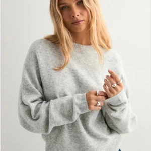 Ljusgrå stickad tröja från Nelly - Mysig ljusgrå stickad tröja från Nelly. Helt oanvänd med prislappen kvar!🩶Nypris 399kr