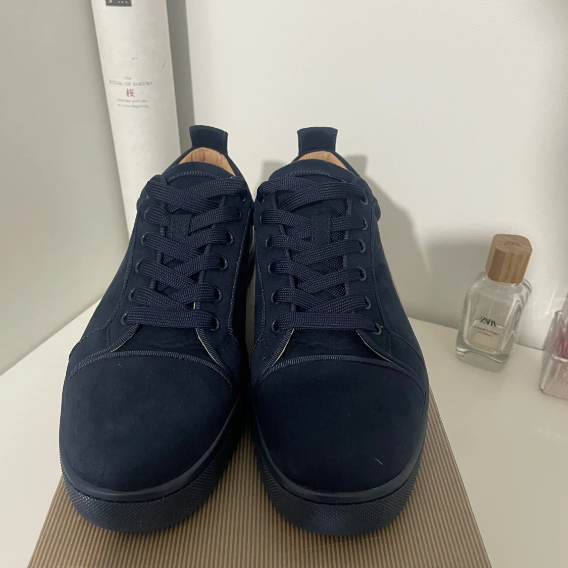 Mörkblå mockasneakers från Louboutin - 1