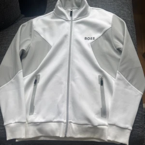 Hugo boss hoodie  - Säljer denna sällsynta Hugo boss set som jag inte har använt. Använde koftan 1 gång bara. Koftan är storlek M och shortsen är storlek S.