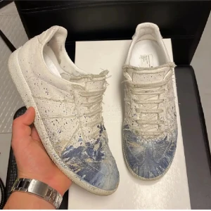 Maison Margiela vit/blå - Jag söker dessa skor i storlek 42! Har du liknande i 42, skriv gärna då också