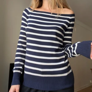 Brandy Melville tröja - Marinblå tröja från Brandy Melville. Ny skick, skriv ifall ni har frågor 💖