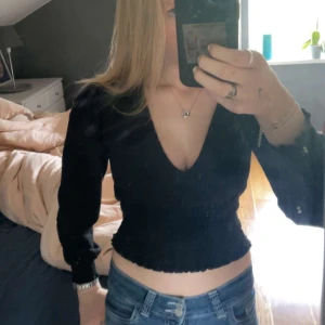 Svart blus  - Snygg svart blus som är köpt för ungefär 400kr. Säljer för en bråkdel av priset. I jättebra skick.